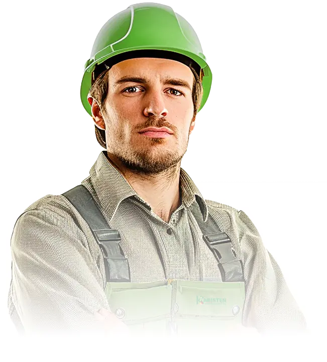 Técnico da Karisten de capacete verde